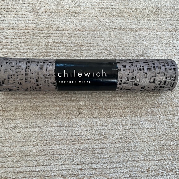 Chilewich Modern Table Runner Cubic Gunmetal Silver Vinyl 14 x 72” Geometric New - Picture 2 of 6